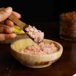 Rosa Salzpeeling in Holzschale